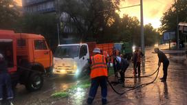 Коммунальные службы откачивают воду с улиц Алматы