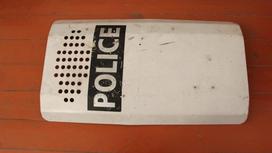Полицейский щит лежит на полу