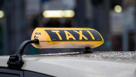 Табличка с надписью такси крупным планом
