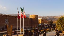 Иранские флаги на улице