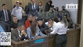Айтбек Амангельды и адвокаты во время просмотра видео с телефона Бишимбаева