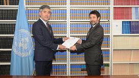 Постпред Казахстана при ООН Магжан Ильясов передает инструмент о ратификации в Секретариат ООН