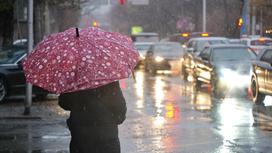 Женщина гуляет под дождем