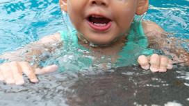 Ребенок плавает в бассейне