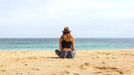 Девушка сидит на пляже