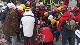 Спасатели вытаскивают человека из-под завалов в Газиантепе