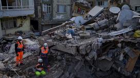 Спасатели в Турции на обломках разрушенного дома в Турции