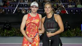 Теннисистки Елена Рыбакина и Арина Соболенко (слева направо)