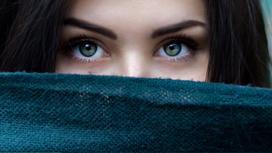 Девушка с серо-зелеными глазами
