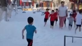 Бегающие по снегу дети
