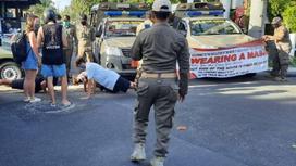 Полиция Бали наказывает туристов без маски