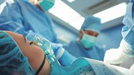 Женщину оперируют под общей анестезией
