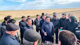 Айдарбек Сапаров с фермерами