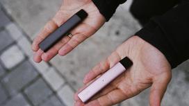 Электронные сигареты в руках