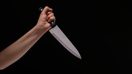 Человек держит нож в руке
