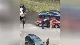 Голая девушка разгуливала по улице в Усть-Каменогорске