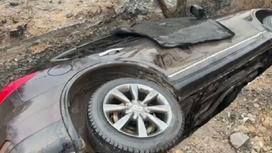 Автомобиль упал в траншею в Костанае