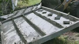 Павлодар облысында жігітті басып қалған бетон қоршау