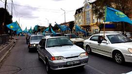 Машины с флагами едут по Туркестану