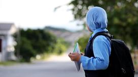 Школьница в хиджабе