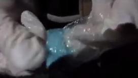 Изъятый пакет с синим порошком
