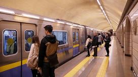 Алматинцы заходят в поезд метро