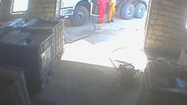 Двое мужчин перекачивают топливо из цистерны в грузовик