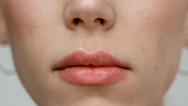 Красивые пухлые ухоженные губы женщины