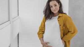 Беременная женщина в желтой рубашке