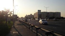 Машины едут по улицам Алматы
