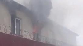 Огонь вырывается из здания