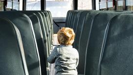 Маленький ребенок бежит по салону автобуса