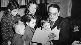 Самуил Маршак с юными читателями