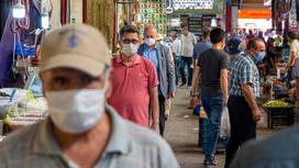 Граждане Турции в масках гуляют по местным улицам