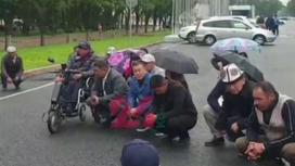 Протестующие у здания парламента Кыргызстана