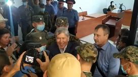 Алмазбек Атамбаев на судебном разбирательстве