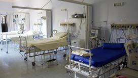 Кровати и медицинское оборудование располагаются в палате