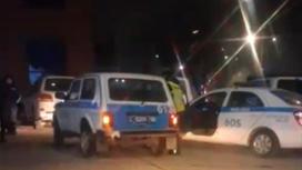 Полицейские машины во дворе в Семее