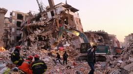 Спасатели на месте разрушенного здания в Турции