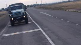 Грузовик с военными движется по дороге