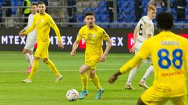 Казахстанский футболист Аслан Дарабаев (в центре)