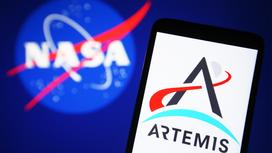 Смартфон с открытым логотипом миссии "Артемида"