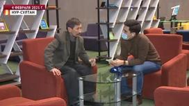 Толеген Муканов и корреспондент канала беседуют в студии