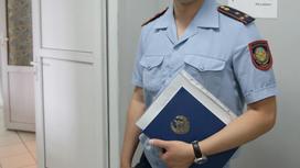 Полицейский держит папку