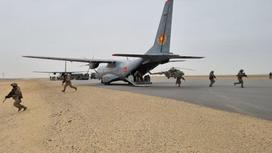 Военные выбегают из самолета