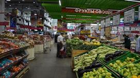 Фрукты и овощи в супермаркете