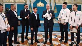 Касым-Жомарт Токаев с казахстанскими боксерами