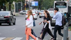 Пешеходы переходят дорогу в Алматы