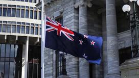 Флаг Новой Зеландии перед зданием