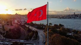 Флаг Турции на фоне Стамбула